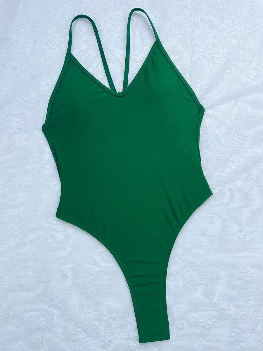 Maillot de bain une pièce vert à fines bretelles, idéal pour un look estival tendance et élégant.