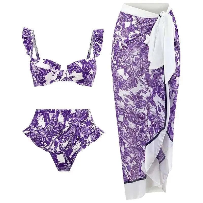 Maillot de bain féminin à motifs floraux violets, comprenant un haut, un bas et un paréo assorti.