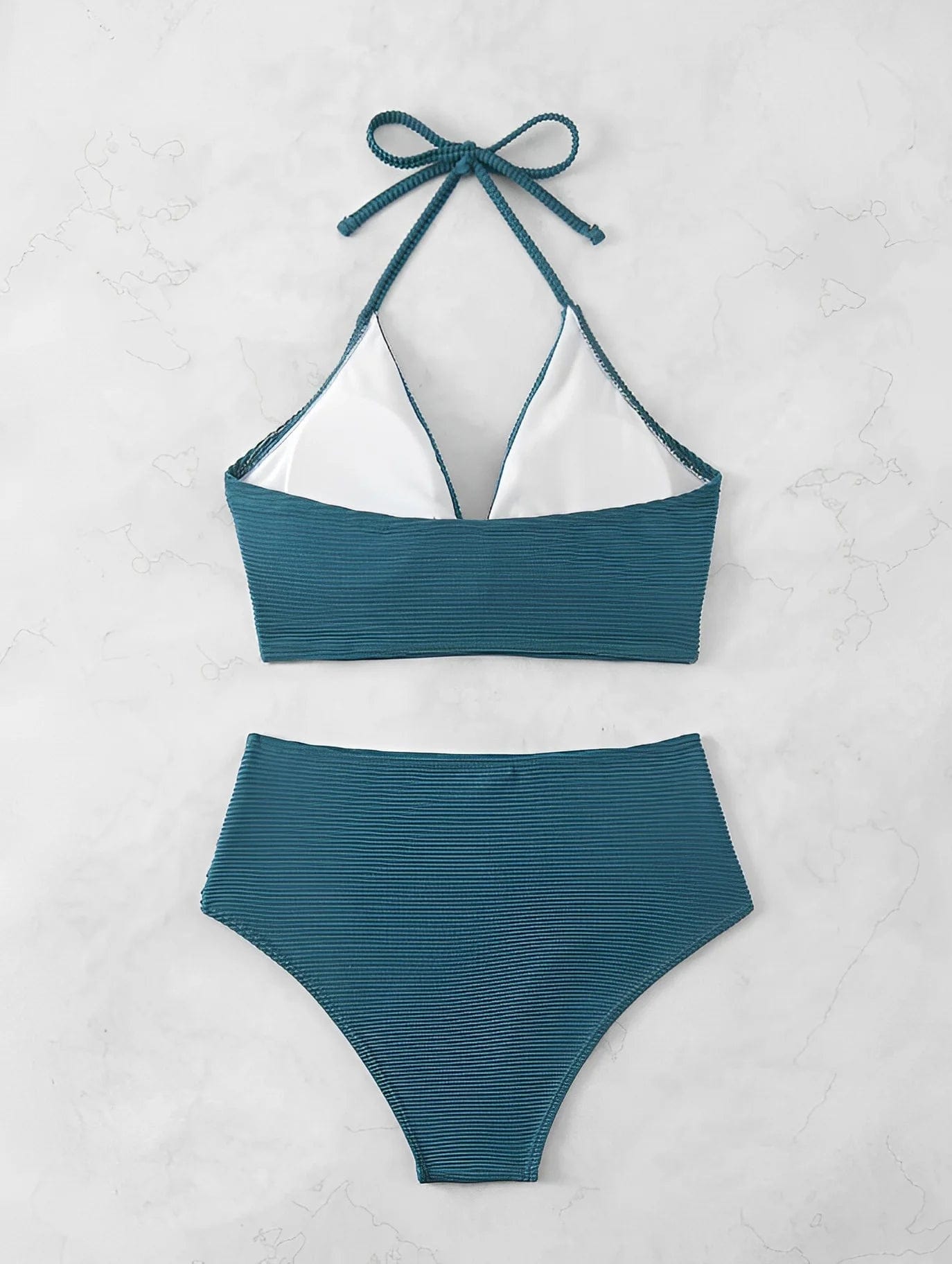 Maillot de bain bleu femme deux pièces, style moderne et élégant avec culotte taille haute.