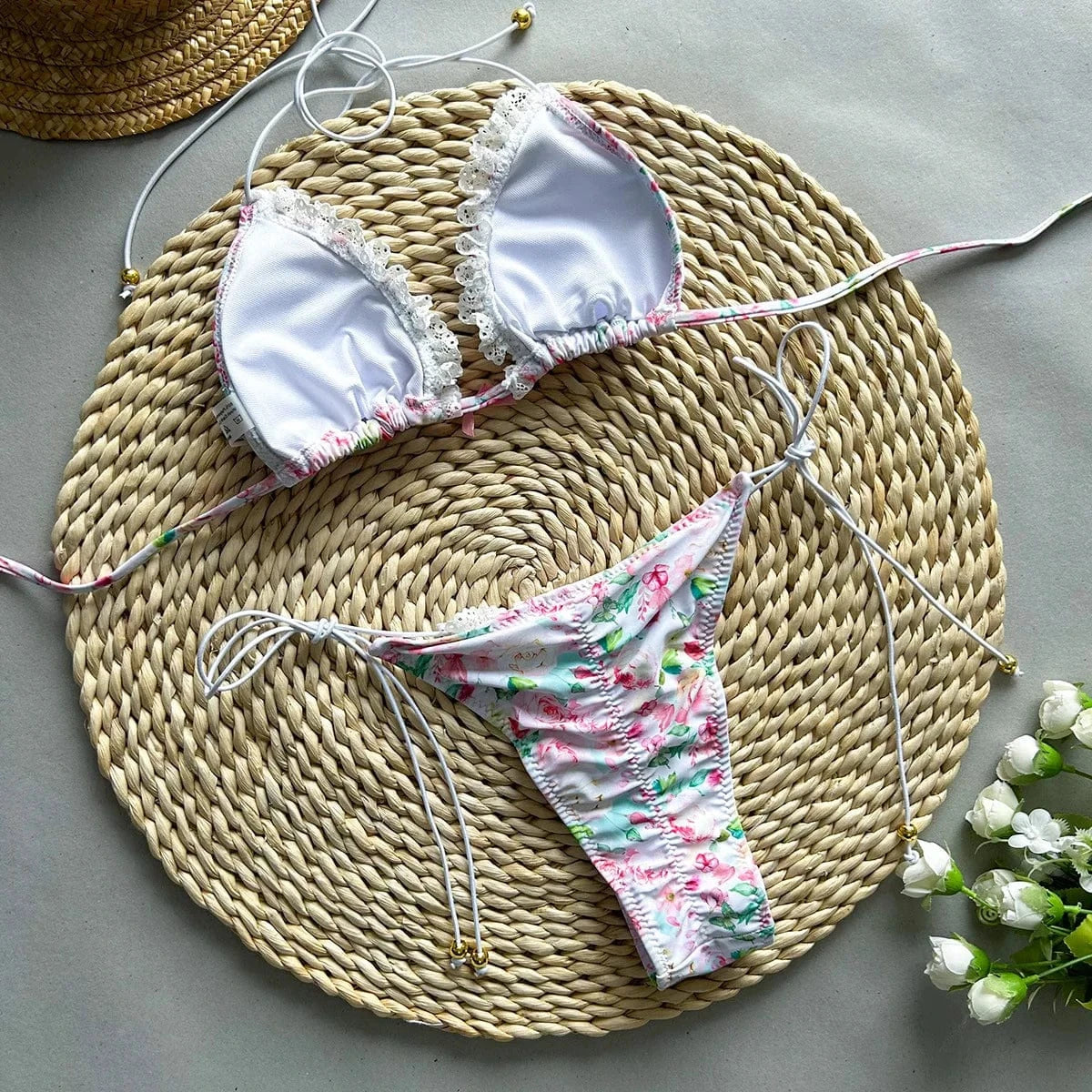 Maillot de bain deux pièces pour femme, imprimé fleuri et dentelle, élégant et estival.