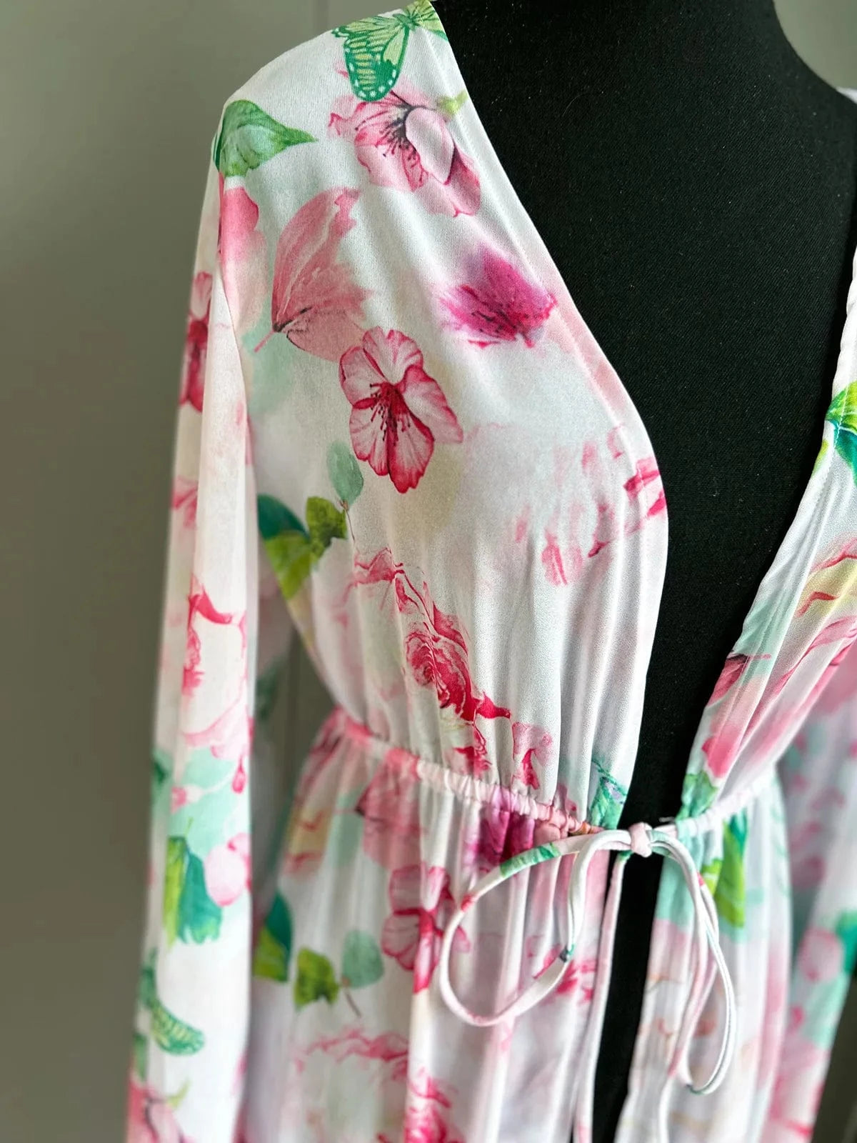 Maillot de bain fleuri à motif floral avec cordon, parfait pour un style estival élégant.