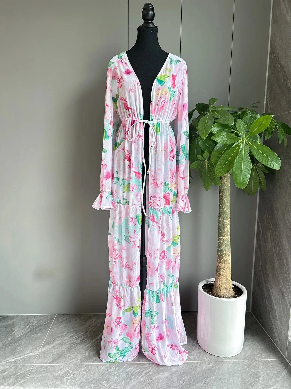 Maillot de bain avec robe de plage longue et florale, idéal pour un style estival féminin.