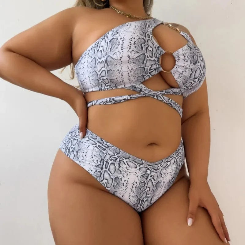 Maillot de bain pour femme grande taille imprimé python avec découpes élégantes et modernes.