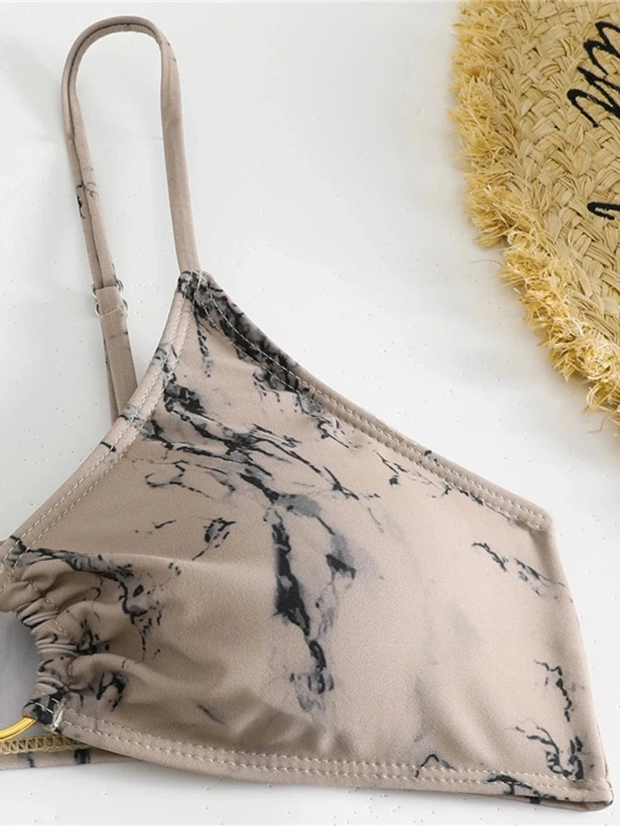 Maillot de bain deux pièces pour femme, design moderne avec imprimé marbre tendance.