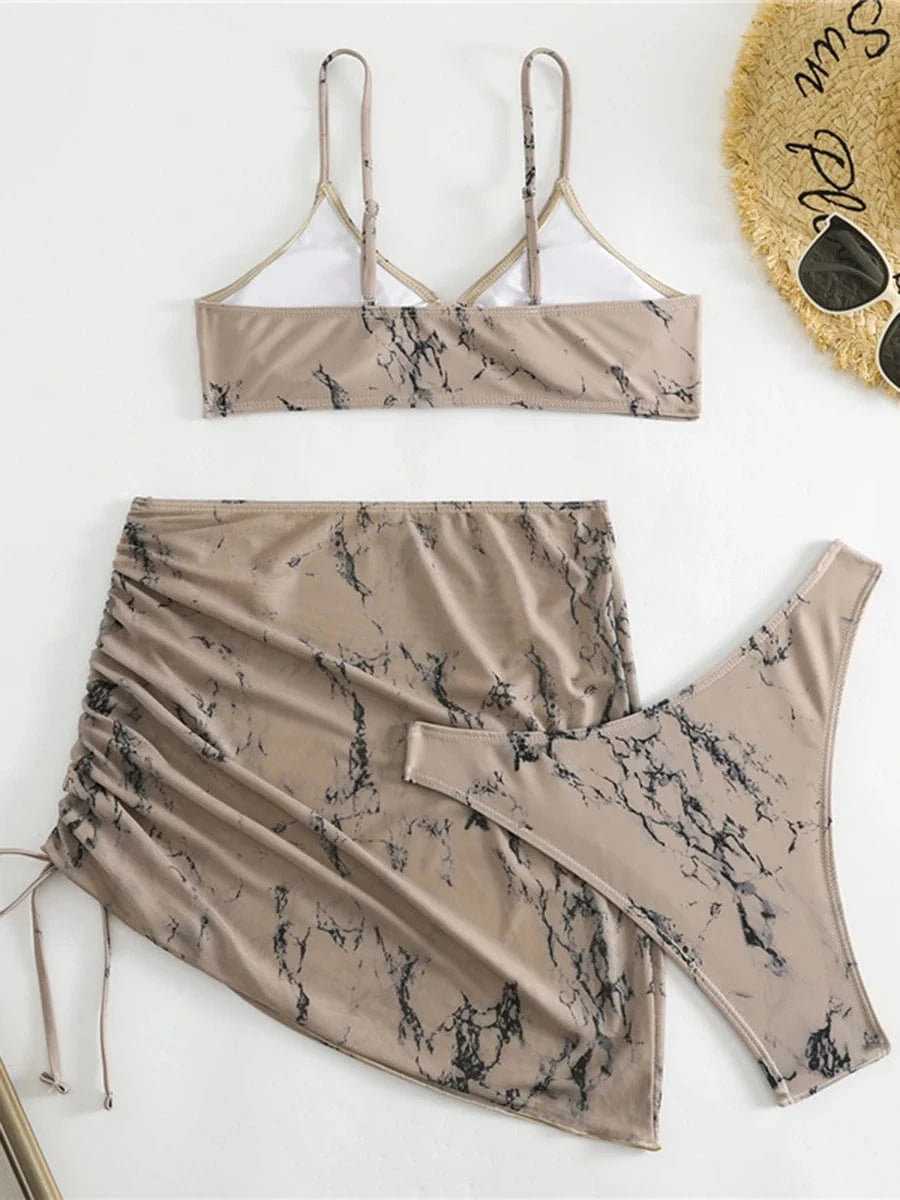 Maillot de bain femme 2 pièces à imprimé marbré élégant avec jupette assortie et soutien-gorge.