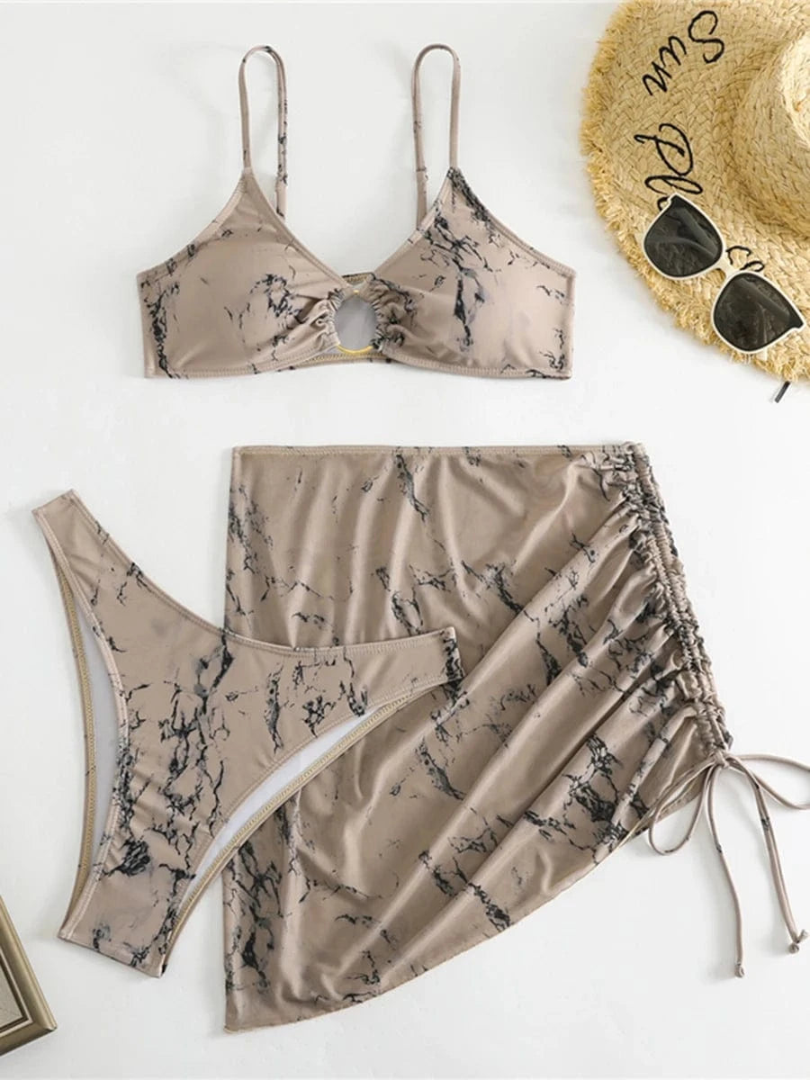Maillot de bain deux pièces pour femme avec imprimé marbre élégant et jupe assortie.
