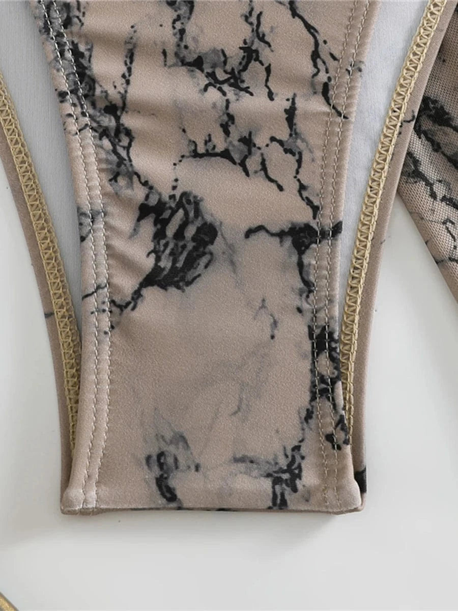 Maillot de bain deux pièces pour femme avec motif marbré noir et beige, élégant et moderne.