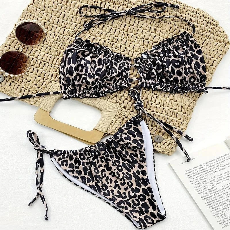 Maillot de bain deux pièces femme motif léopard, idéal pour un style tendance sur la plage.