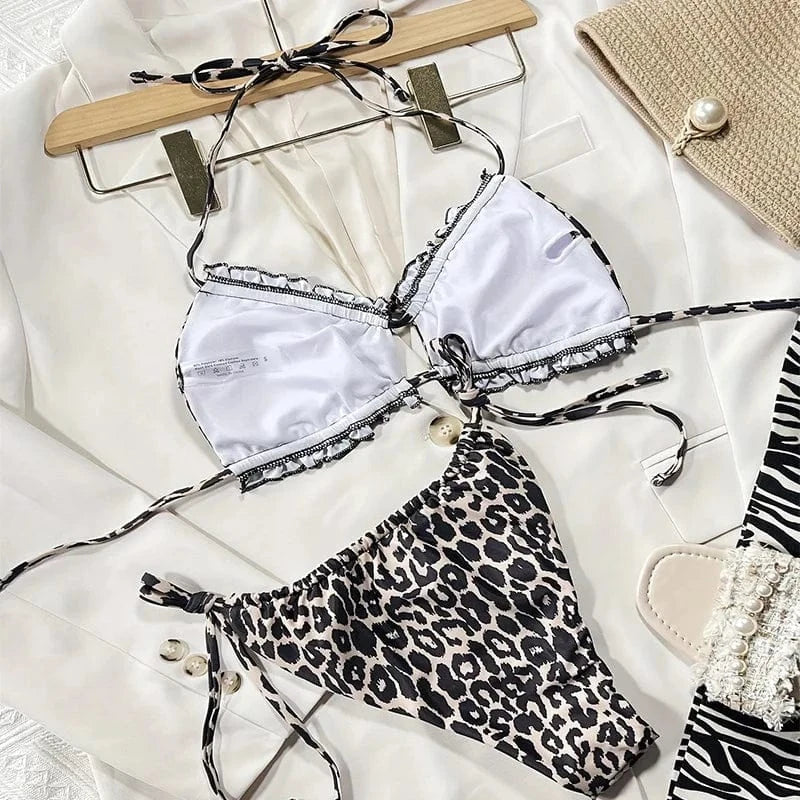 Maillot de bain élégant pour femme, motif léopard, deux pièces, style chic et tendance.