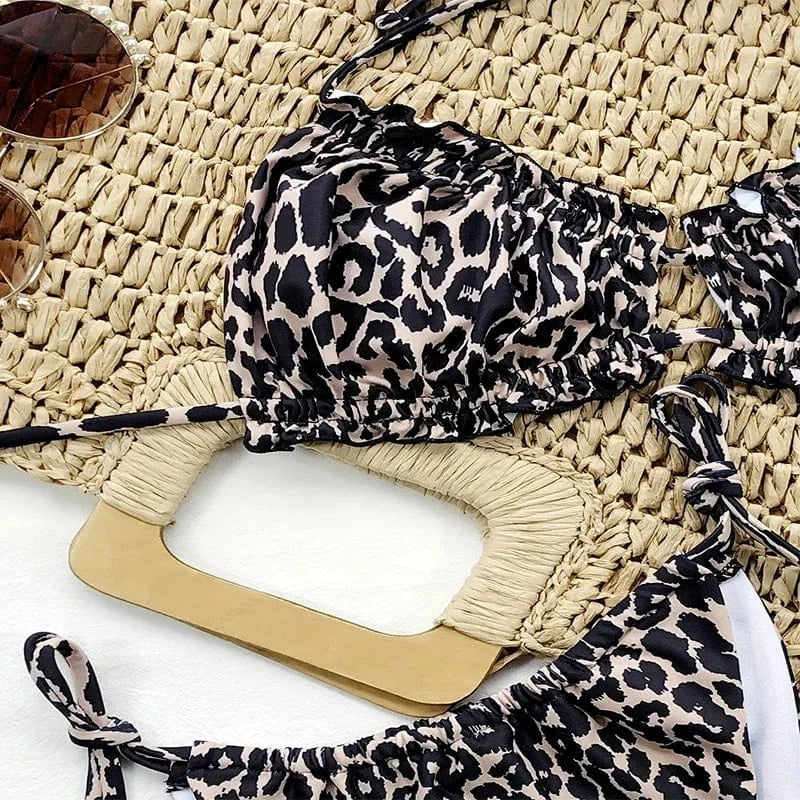 Maillot de bain deux pièces à motif léopard avec accessoires élégants pour l'été.