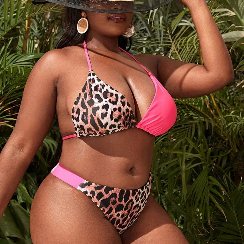 Maillot de bain femme grande taille avec motif léopard et détails roses, parfait pour l'été.