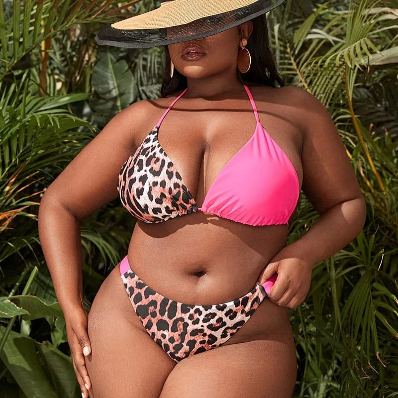 Maillot de bain grande taille femme imprimé léopard et rose vibrant pour un look estival.