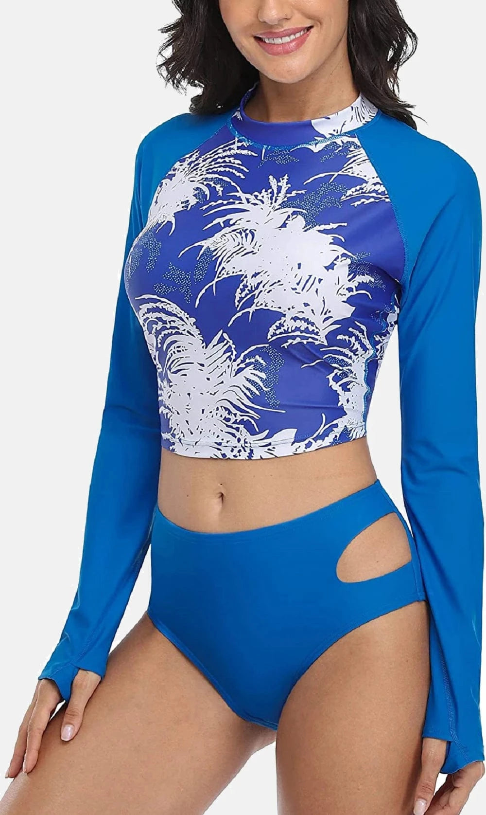 Maillot de bain femme bleu avec manches longues et motif floral blanc, élégant et moderne.