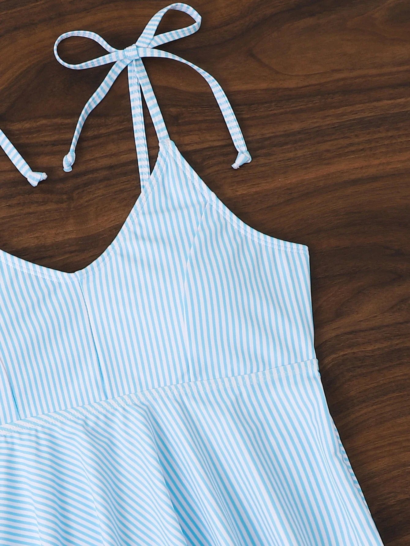 Maillot de bain maternité rayé bleu et blanc, élégant pour femmes enceintes, confort garanti.