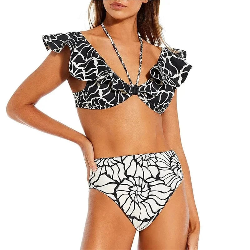 Maillot de bain femme noir et blanc avec motif floral et volants, fashion et élégant pour l'été.
