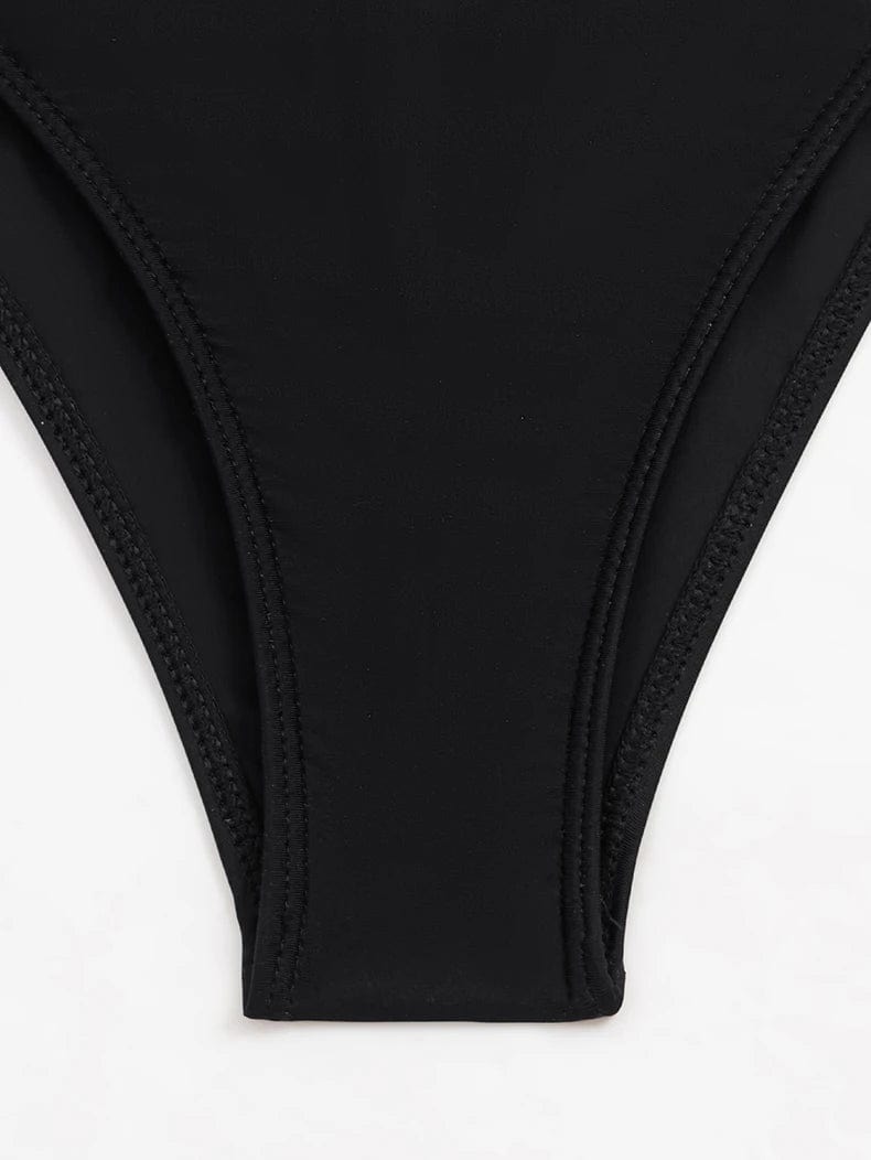 Maillot de bain une pièce noir pour femme, design élégant et confortable pour l'été en piscine.