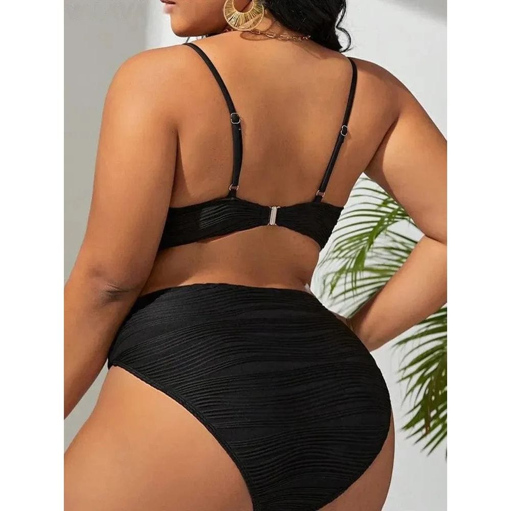 Maillot de bain noir deux pièces pour femme, design moderne avec bretelles ajustables et taille haute.