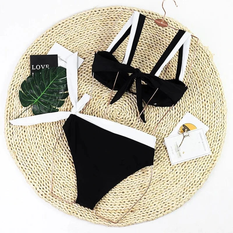 Maillot de bain élégant noir et blanc, taille haute pour femme, style moderne et sophistiqué.