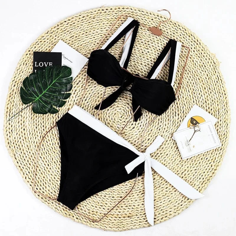 Maillot de bain élégant noir deux pièces avec culotte taille haute et bretelles contrastantes.