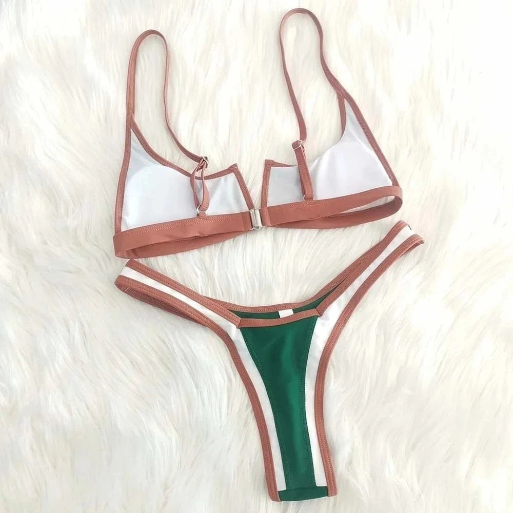Maillot de bain bikini femme en patchwork vert et blanc avec bordures marron sur fond de fourrure.