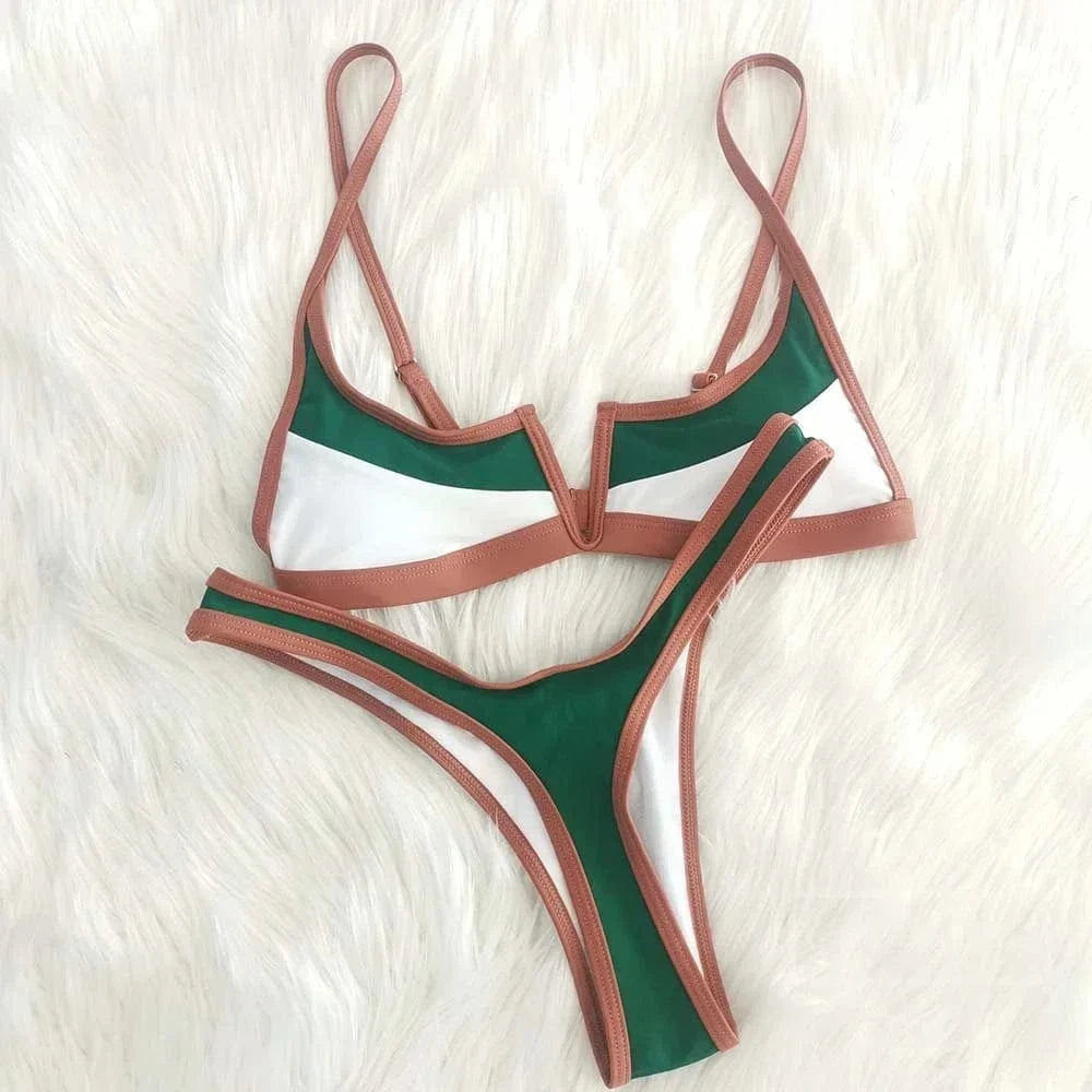 Maillot de bain bikini femme élégant en patchwork vert, blanc et marron pour un style unique.