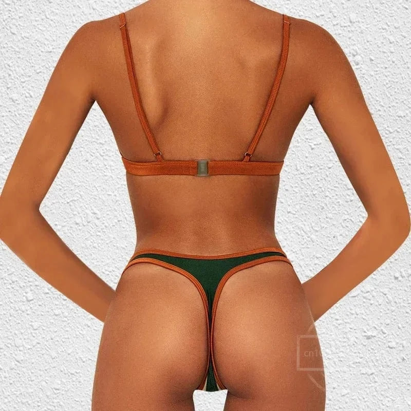 Maillot de bain pour femme avec design patchwork rétro chic et élégant.