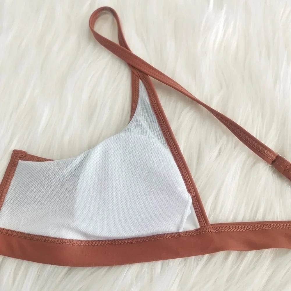 Maillot de bain femme design patchwork, style bikini moderne avec bretelles réglables tendance.
