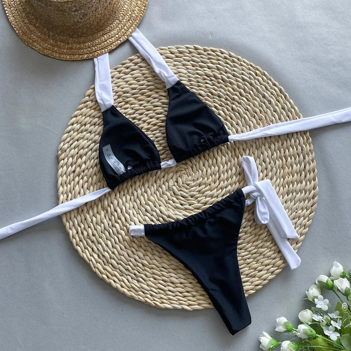 Maillot de bain élégant pour femme, bikini noir et blanc avec noeuds, idéal pour l'été.