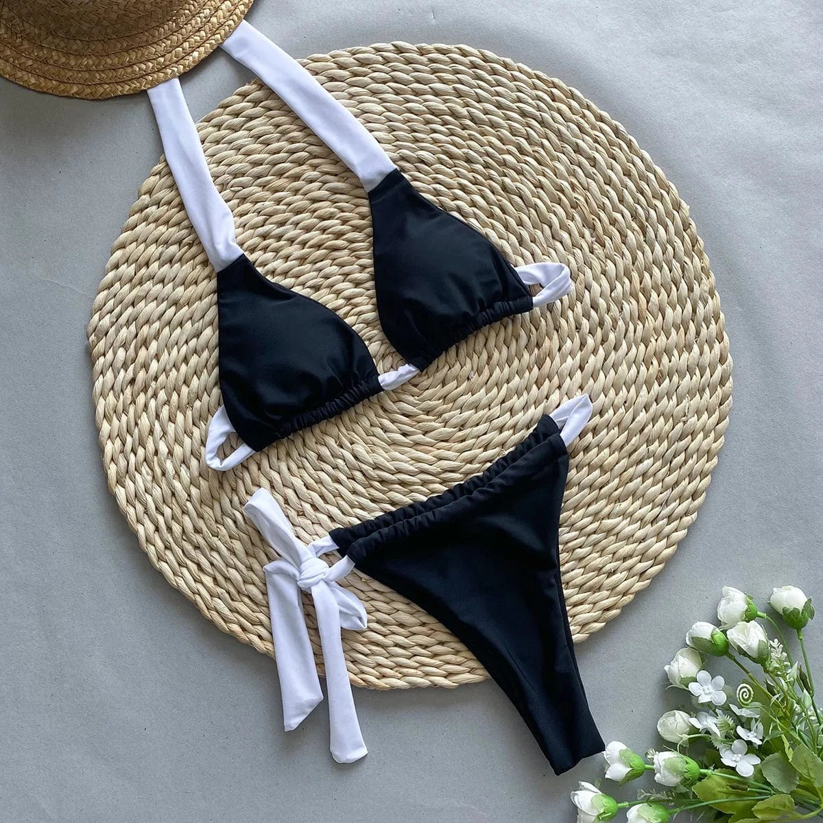 Maillot de bain femme élégant deux pièces noir et blanc, parfait pour un style chic sur la plage.