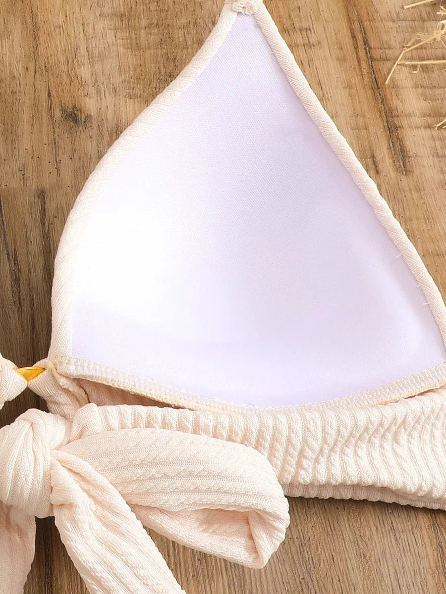 Maillot de bain triangle beige pour femme avec texture côtelée, élégant et confortable.