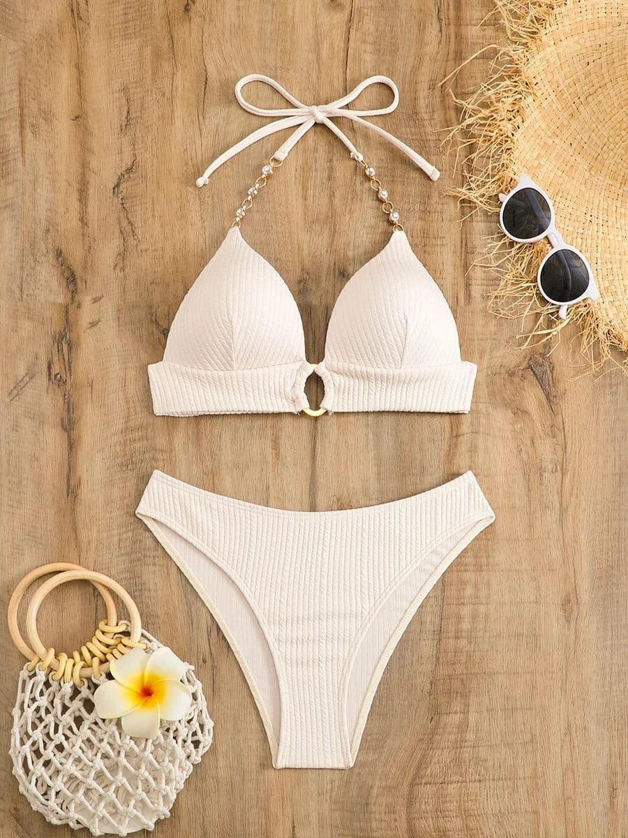 Maillot de bain triangle beige pour femme, chic avec détails perlés, style estival élégant.