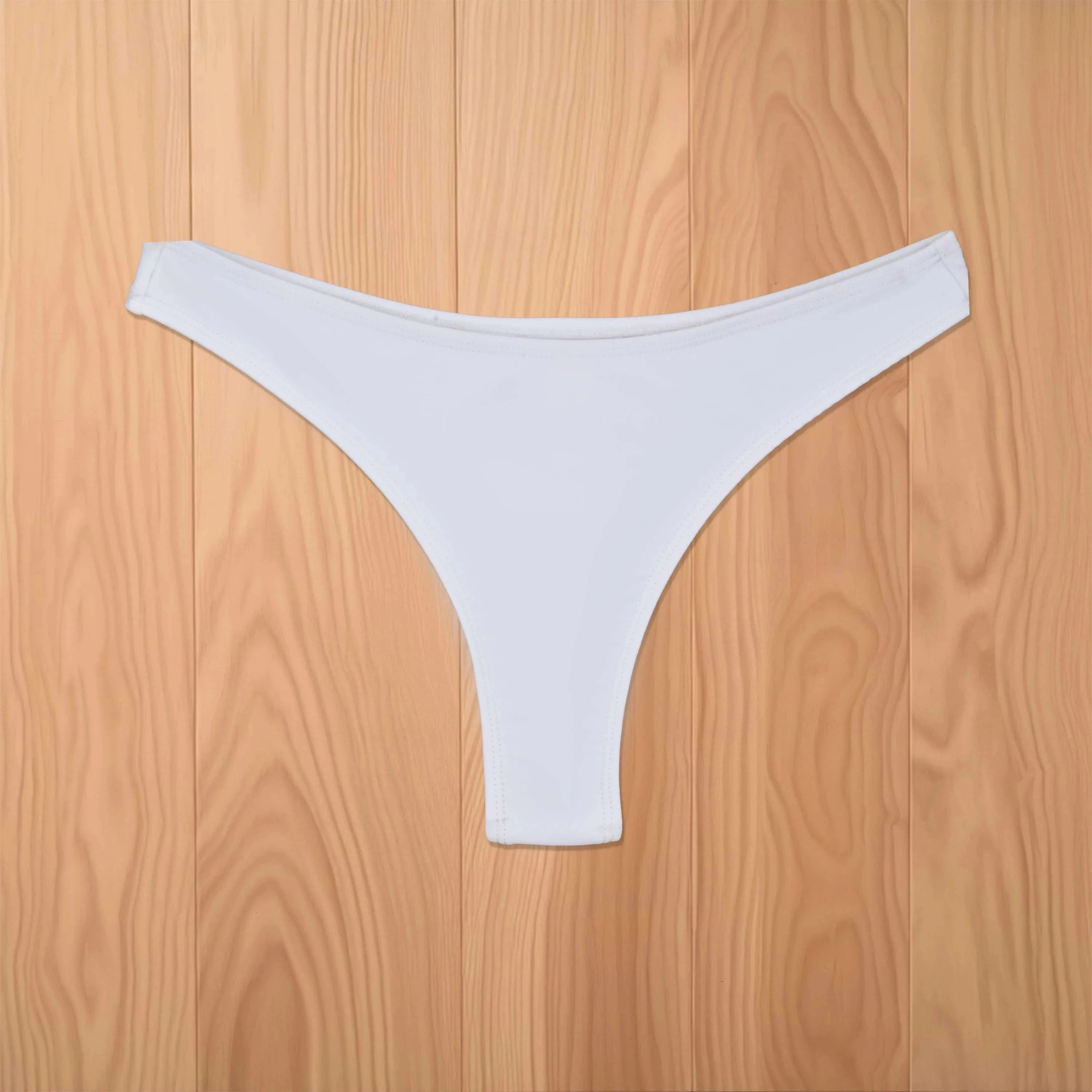 Maillot de bain femme blanc élégant, coupe triangle, parfait pour un style estival moderne.