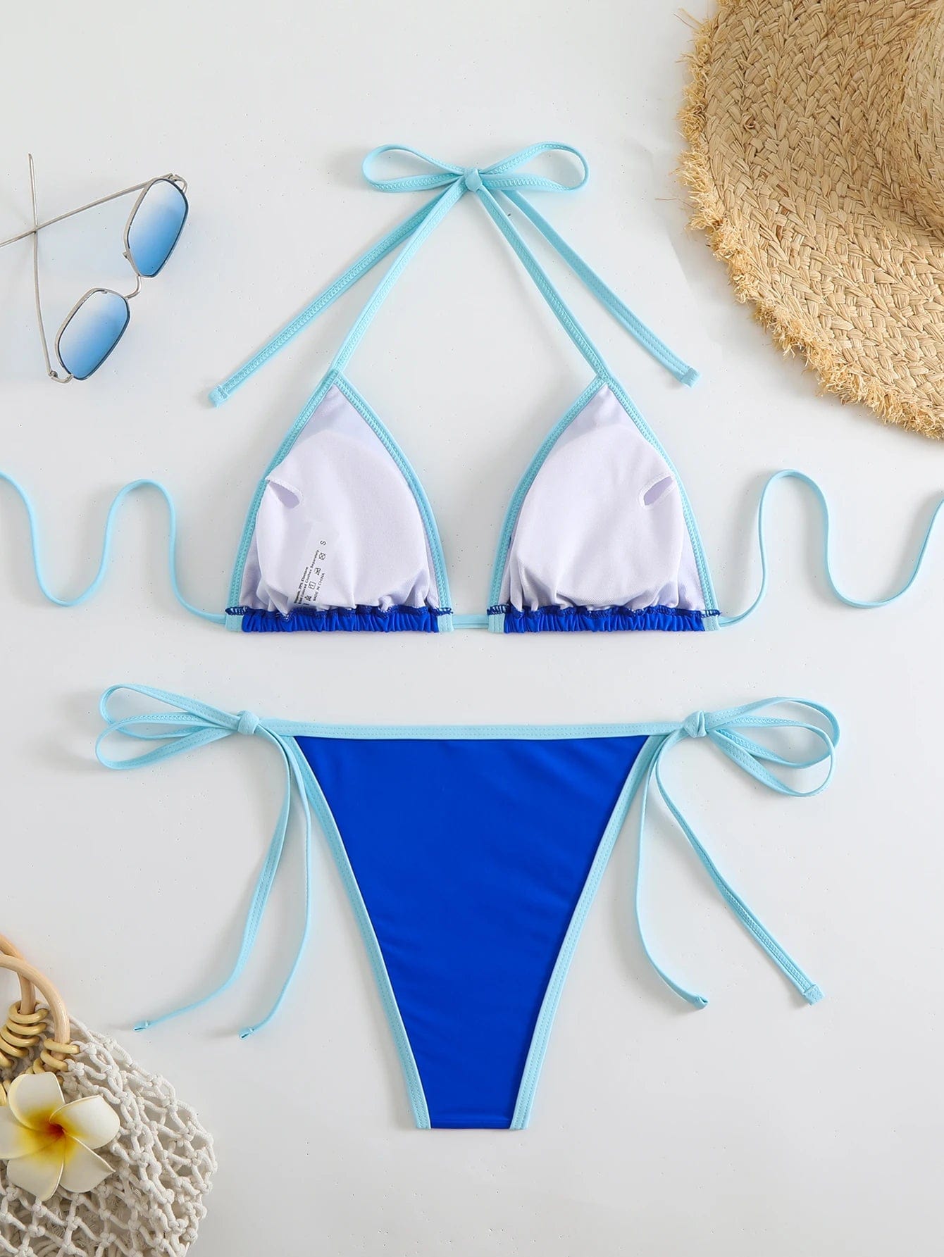 Maillot de bain femme triangle bleu avec ficelles fines, idéal pour un style estival élégant.