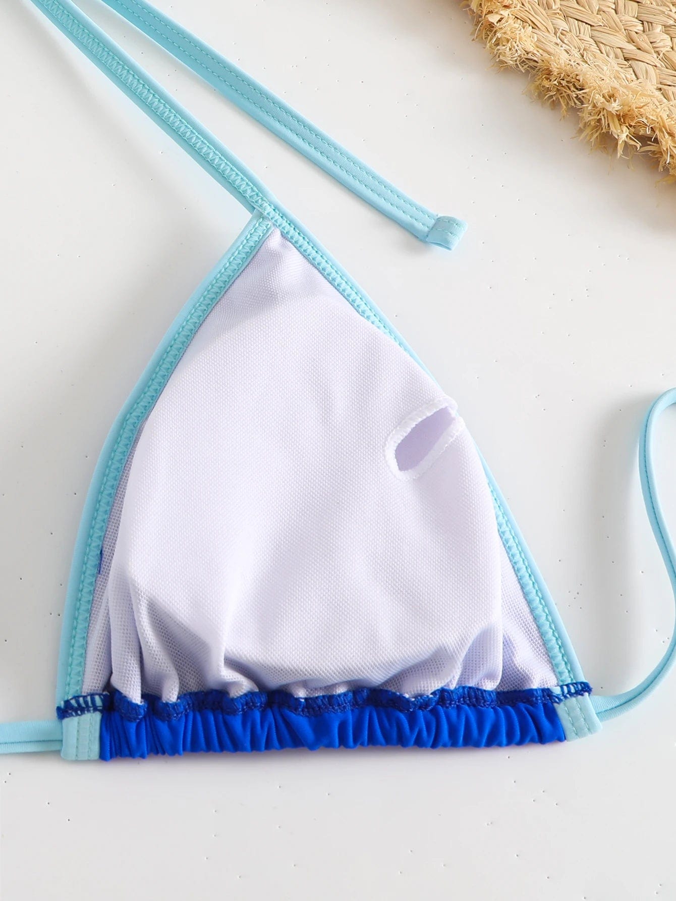 Maillot de bain triangle bleu ciel et blanc à ficelle, idéal pour femme, style estival.