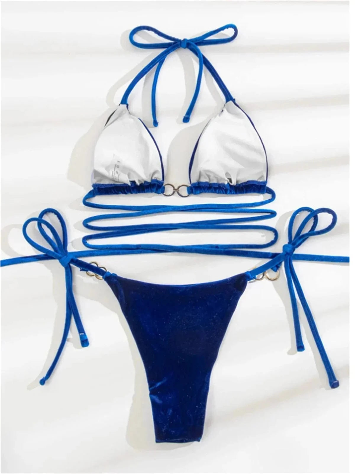 Maillot de bain femme triangle bleu avec liens ajustables, design sexy et élégant pour l'été.