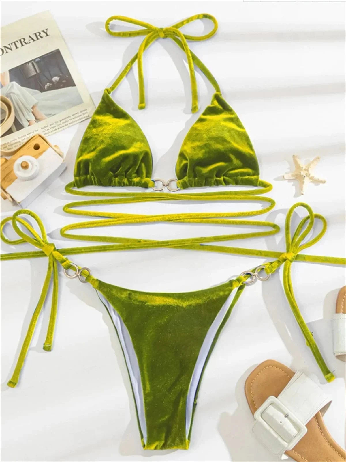 Maillot de bain triangle vert en velours élégant avec bretelles à nouer et design sexy.