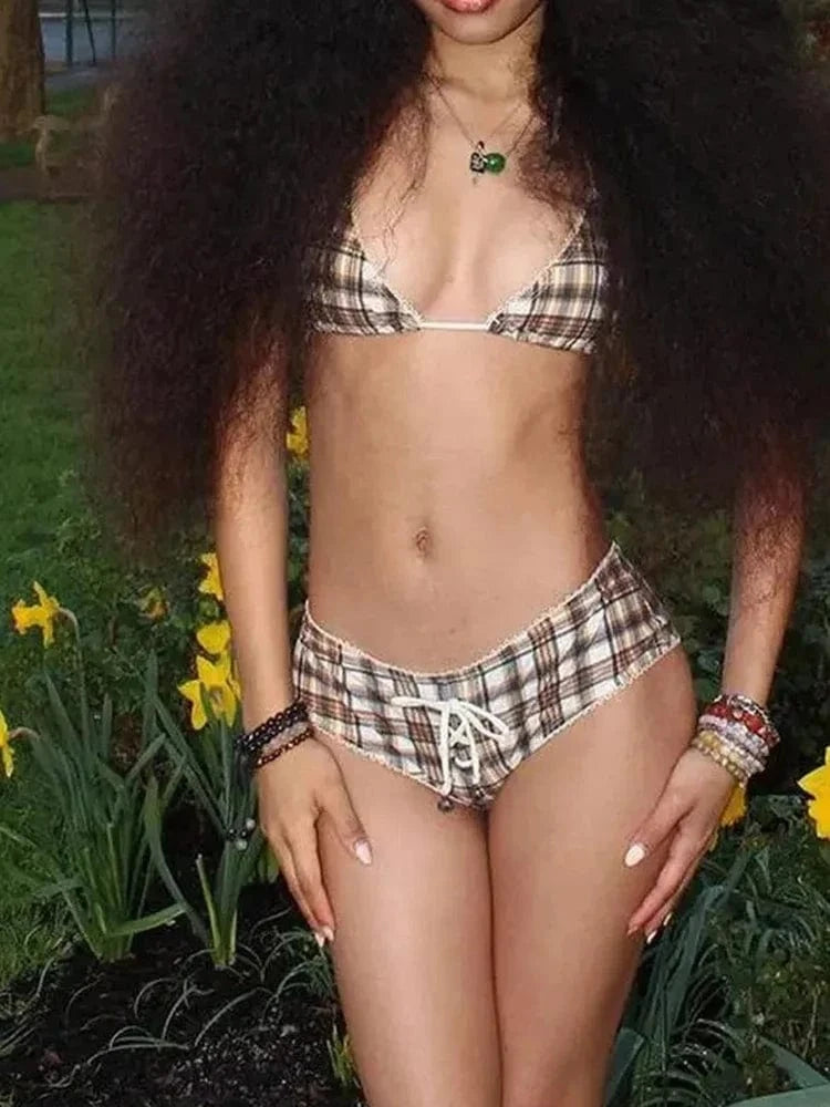 Maillot de bain deux pièces à carreaux, style triangle, idéal pour un été tendance et coloré.