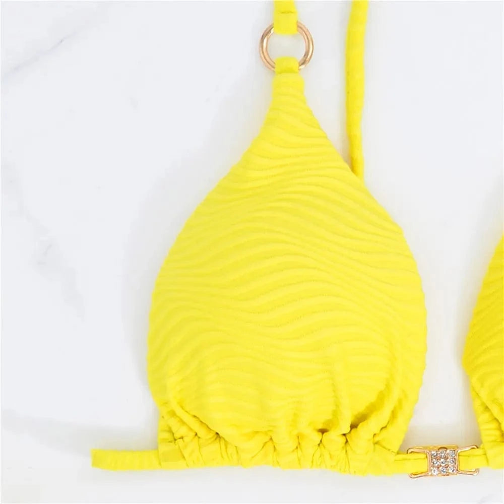 Maillot de bain féminin moderne, triangle échancré jaune vif avec texture ondulée élégante.