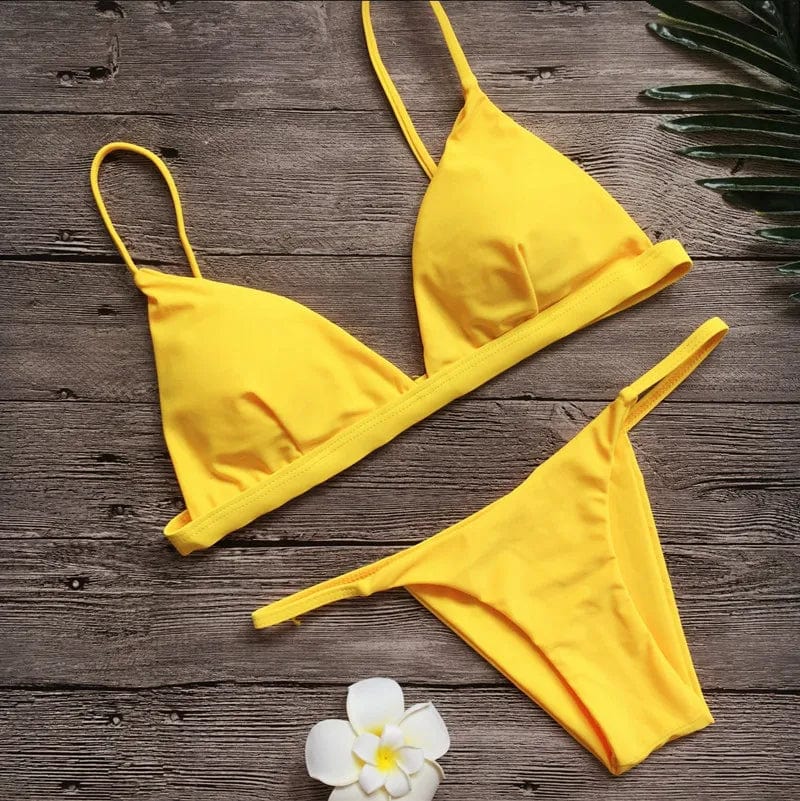 Maillot de bain jaune vif, modèle bikini triangle échancré, idéal pour les journées ensoleillées.