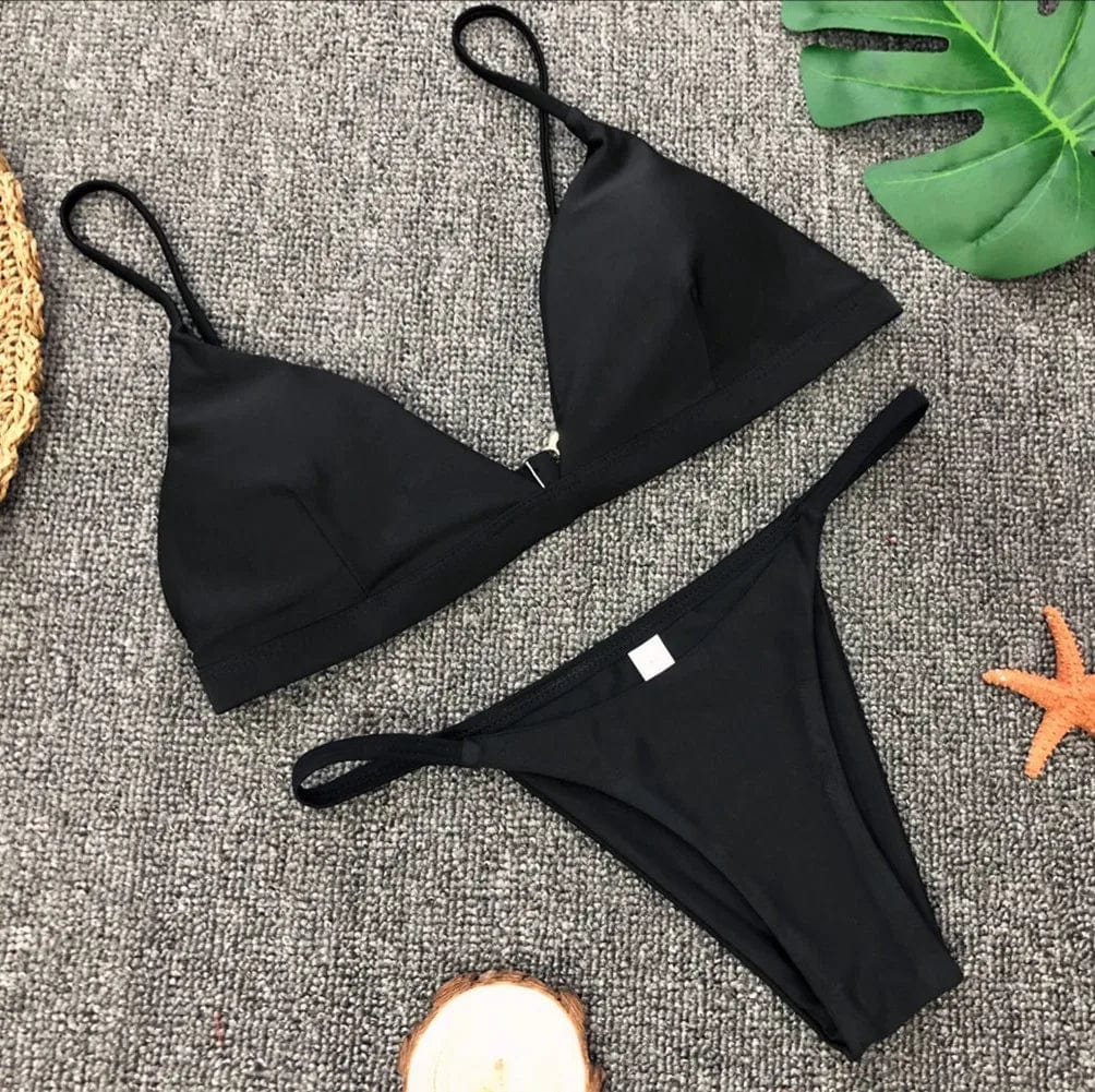 Maillot de bain femme triangle noir élégant, parfait pour l'été et les moments de détente.
