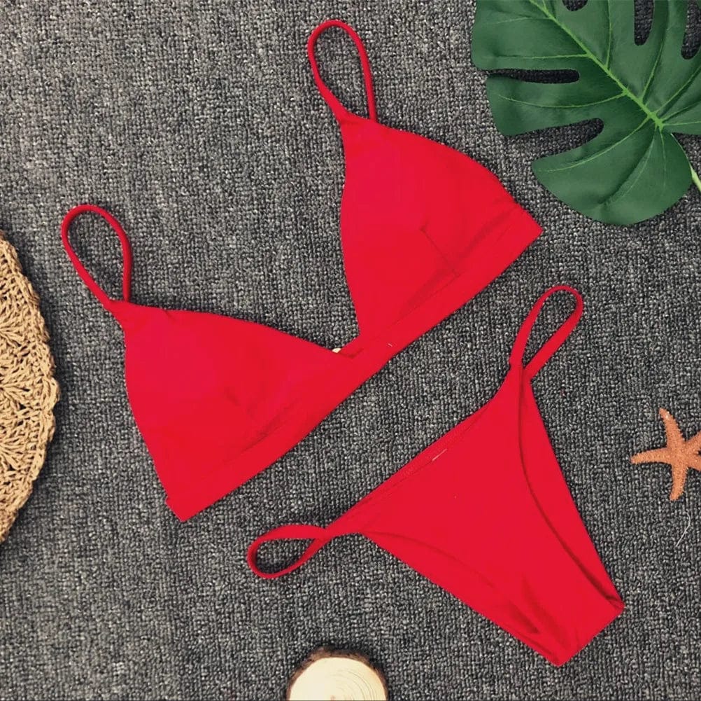 Maillot de bain femme, design triangle échancré en terracotta, tendance pour l'été moderne.