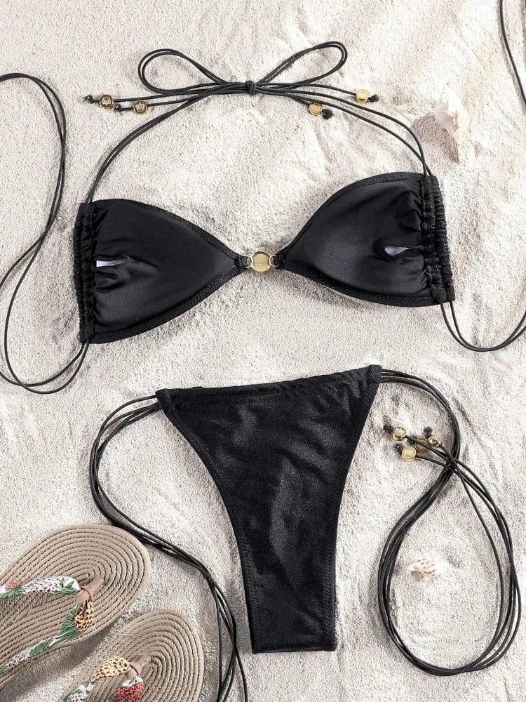 Maillot de bain femme, élégant bikini triangle noir sur sable, minimaliste et chic pour l'été.