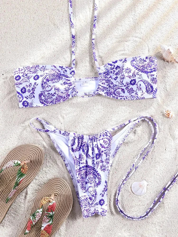 Maillot de bain femme motif violet sur sable fin, design triangle avec bretelles ajustables.