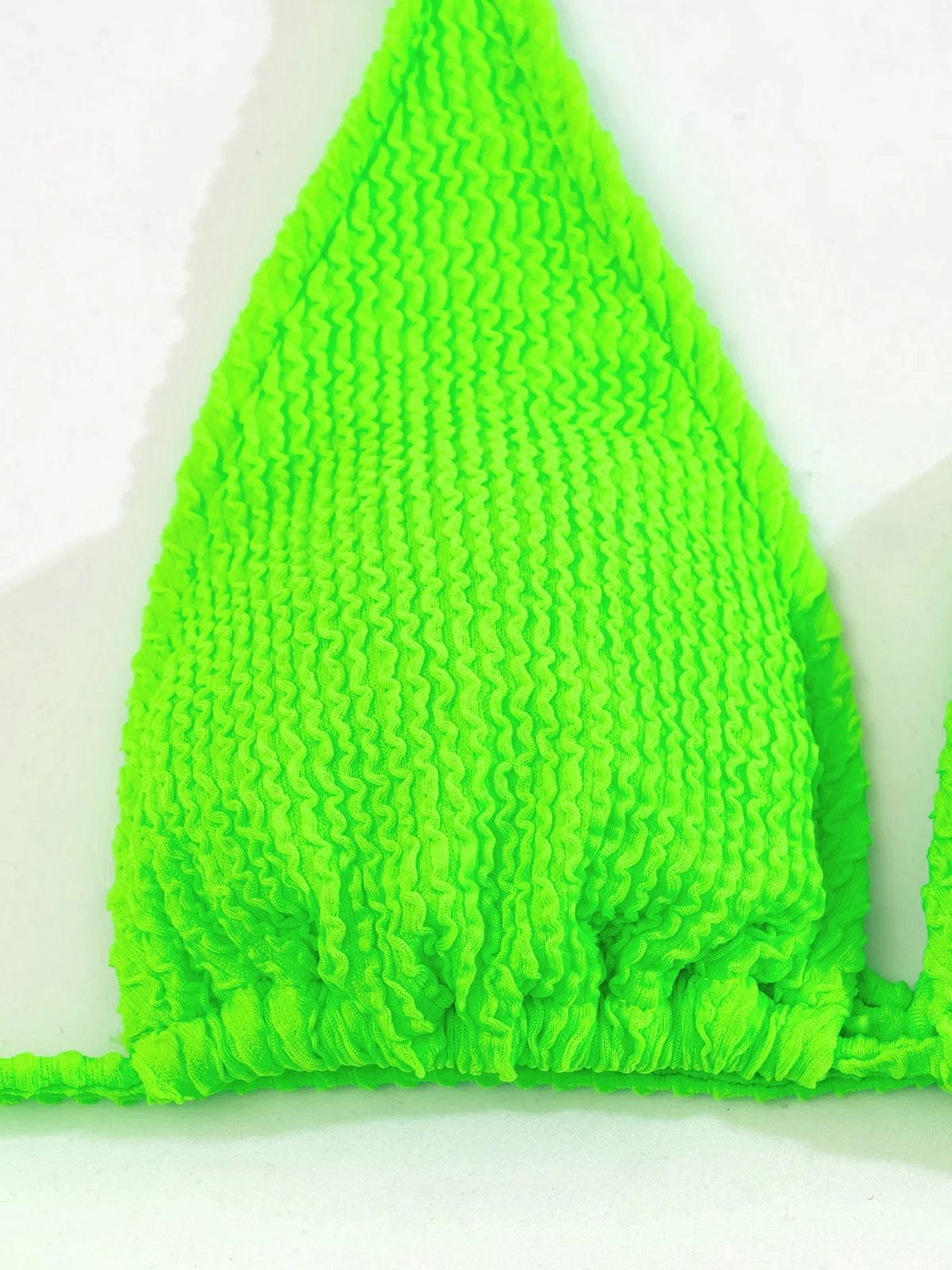 Maillot de bain femme triangle en tissu plissé vert fluo pour un look estival éclatant.