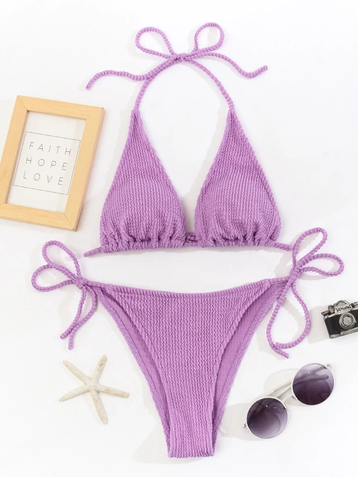 Maillot de bain femme triangle violet avec attaches, idéal pour un look estival tendance et coloré.