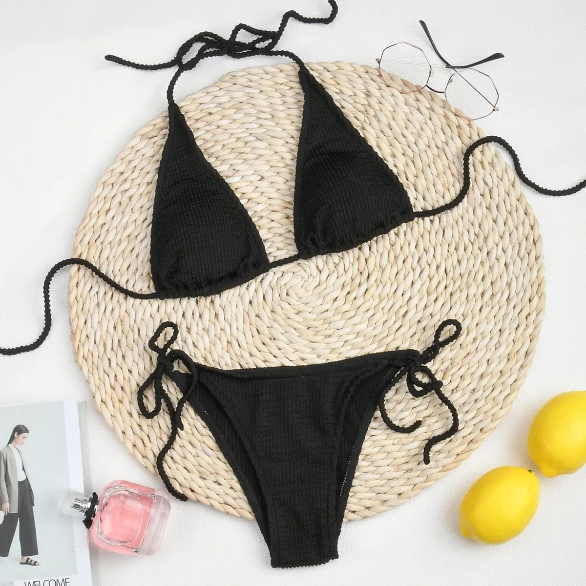Maillot de bain femme triangle noir élégant pour un style estival tendance et chic.