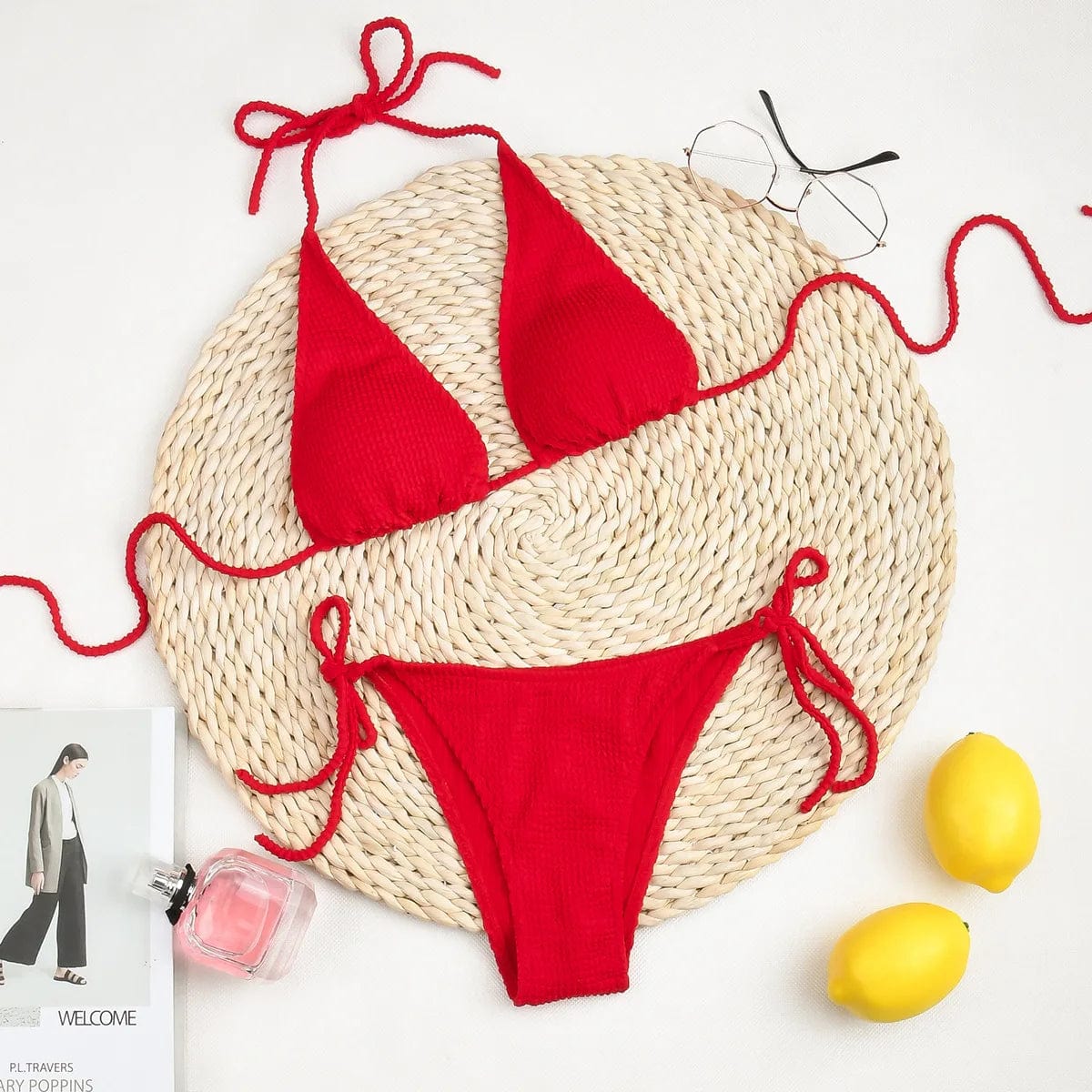 Maillot de bain rouge triangle femme, style élégant avec nœuds, parfait pour l'été ensoleillé.