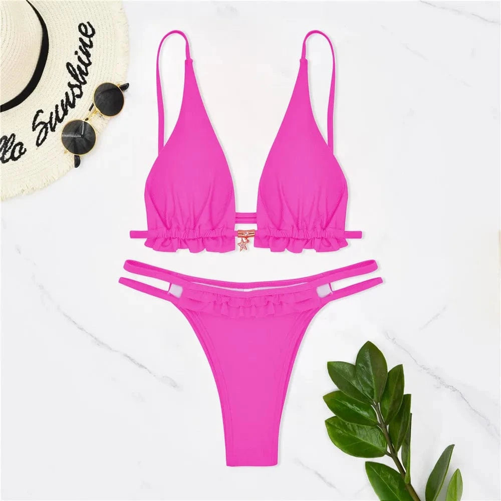 Maillot de bain bikini fuchsia à volants pour femme, style triangle avec détails élégants.