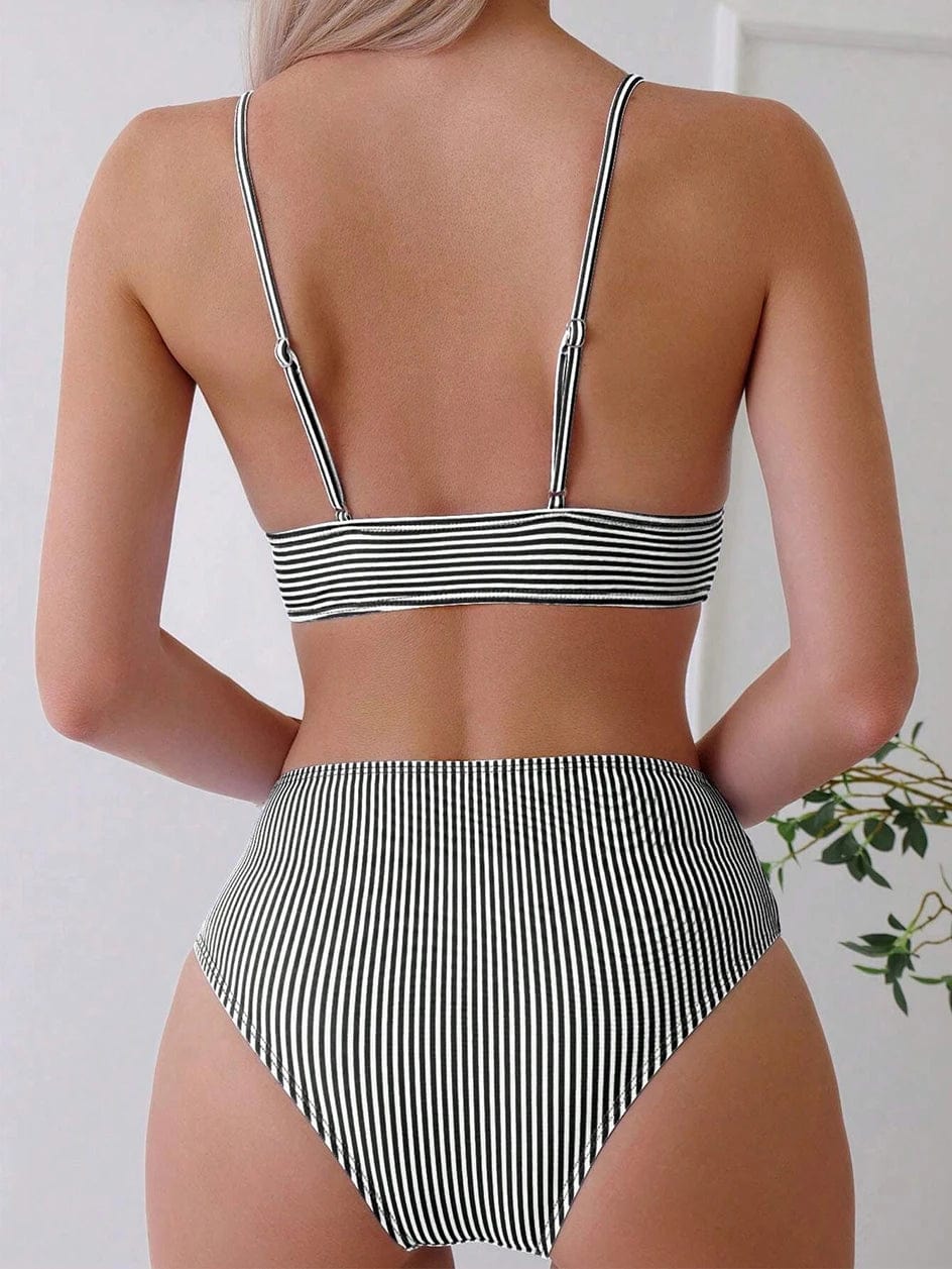 Maillot de bain rayé noir et blanc rétro, dos avec bretelles ajustables, style vintage chic.
