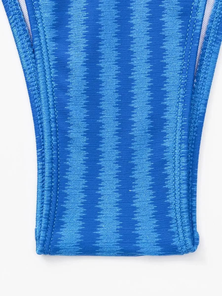 Maillot de bain femme élégant à rayures bleues, coupe triangle, pour un style estival raffiné.